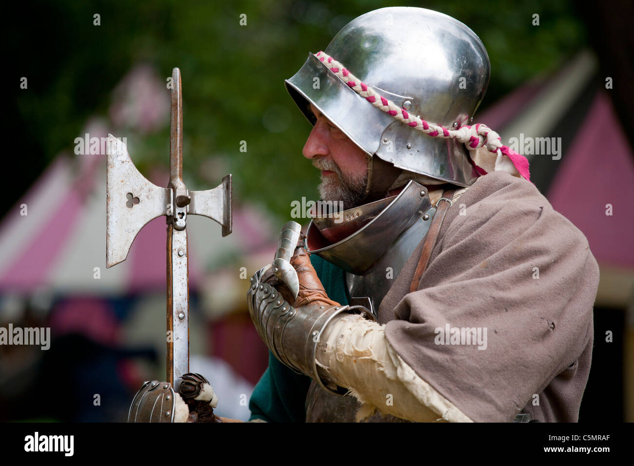 Mittelalterliche Soldat auf dem Mittelaltermarkt Chesterfield, Derbyshire, England, UK Stockfoto