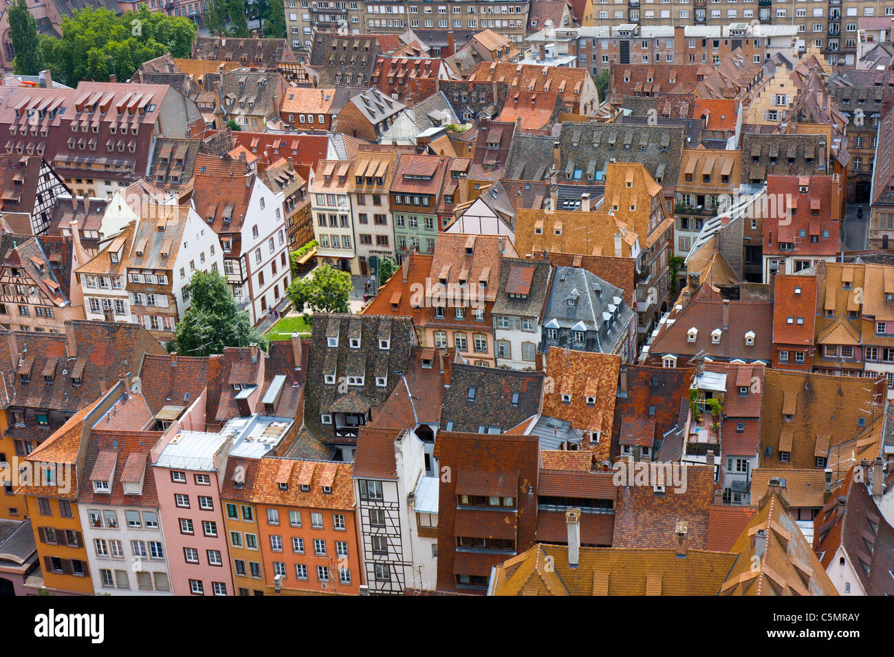 lebendige alte Hausdächer gedeckt mit traditionellen roten und orangefarbenen Fliesen in Straßburg-Stadt Stockfoto