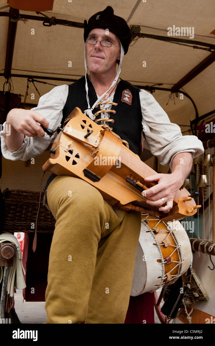 Man spielt "Drehleier Gurdy" bei der jährlichen Mittelaltermarkt Chesterfield, Derbyshire, England, UK Stockfoto