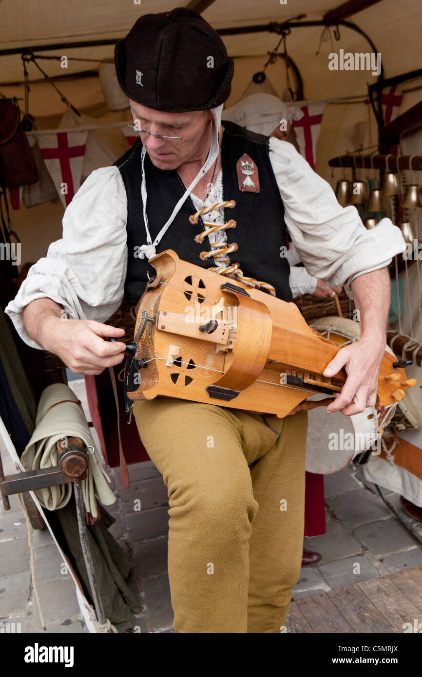 Man spielt "Drehleier Gurdy" bei der jährlichen Mittelaltermarkt Chesterfield, Derbyshire, England, UK Stockfoto