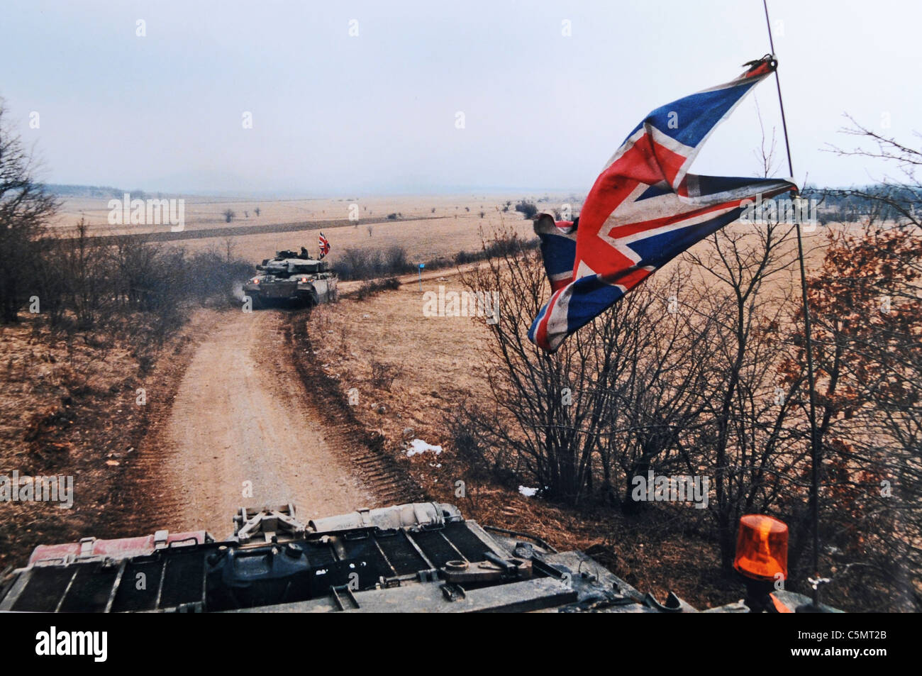 Britische Friedenssicherung Truppen aus der Queen Royal Hussars in Bosnien im Jahr 1996. Herausforderer Tanks auf Patrouille in Bosnien Stockfoto