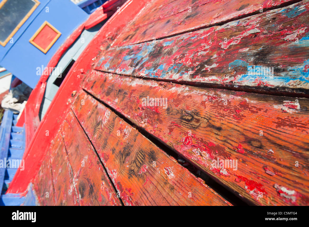 Einem alten traditionellen Fischerboot am Strand von Skala Eresou, Lesbos, Griechenland. Stockfoto