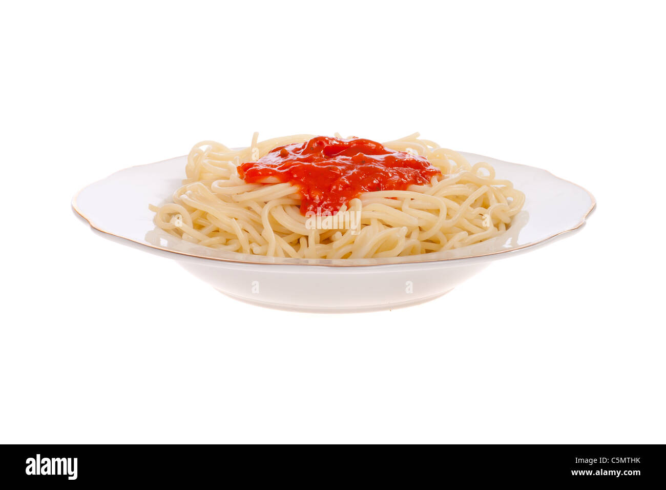 Spaghetti mit Sauce, Foto auf dem weißen Hintergrund Stockfoto