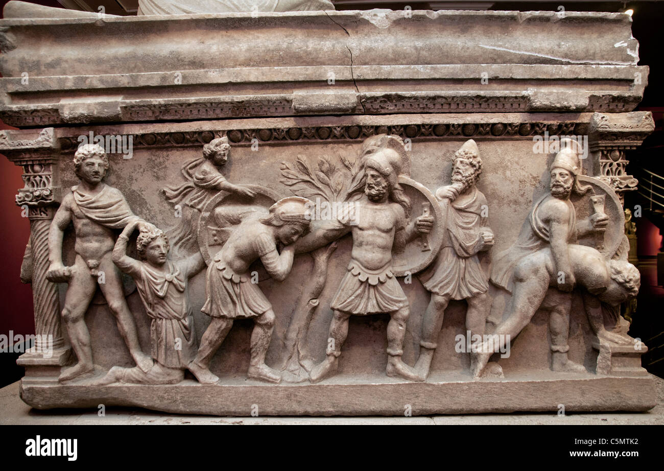 Römischer Sarkophag Aurelia Botania Demetria 2. II. Jahrhundert n. Chr. Aphrodite Paris, der von Menelaos besiegt wird, stellt Trojanische Kriegsszenen Odysseus dar Stockfoto