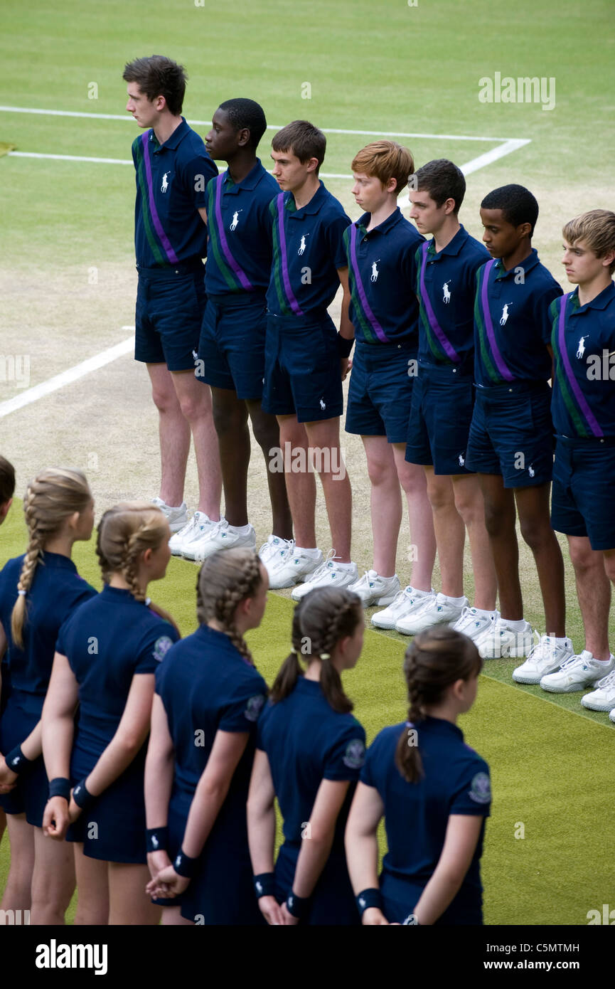 Die Ball-Mädchen und jungen Line-up vor die Damen Präsentation bei den 2011 Wimbledon Tennis Championships Preis Stockfoto