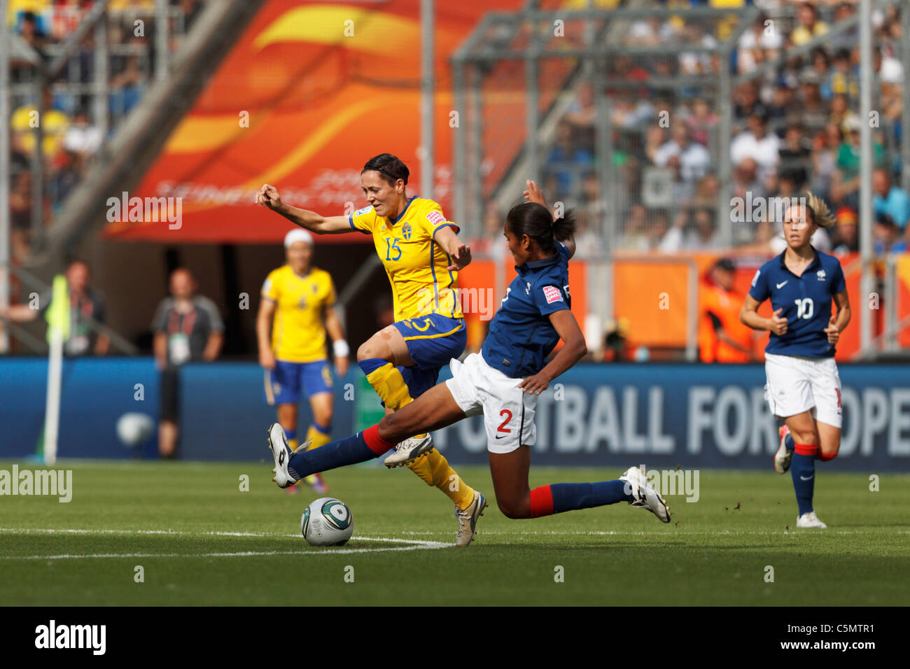 Wendie Renard von Frankreich (2) versucht während eines 2011-Frauen-WM-Spiel gegen den Ball von Therese Sjogran von Schweden (15). Stockfoto