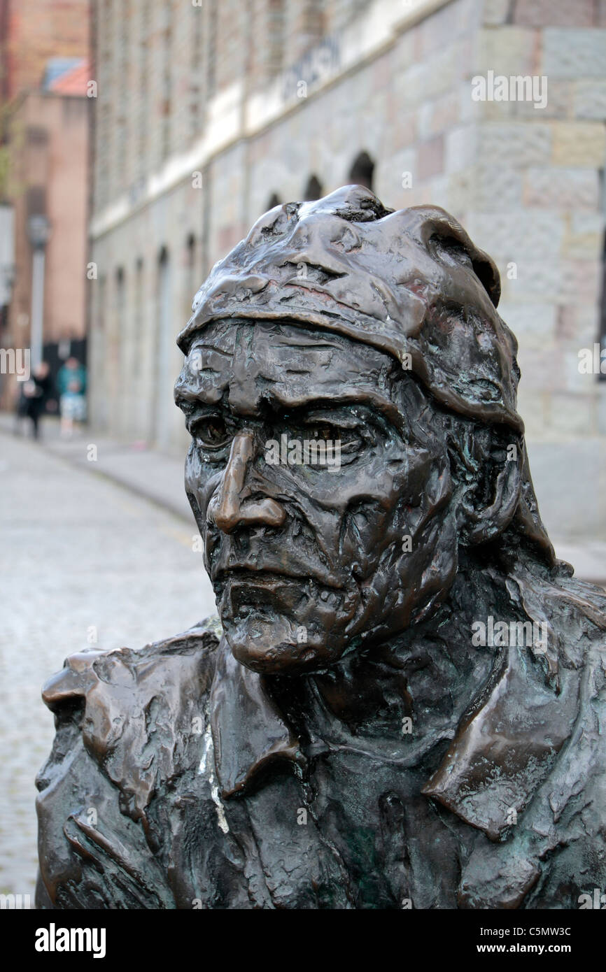 Eine Bronzestatue von John Cabot von Stephen Joyce neben Bush House auf schmalen Kai, Bristol, England. Stockfoto