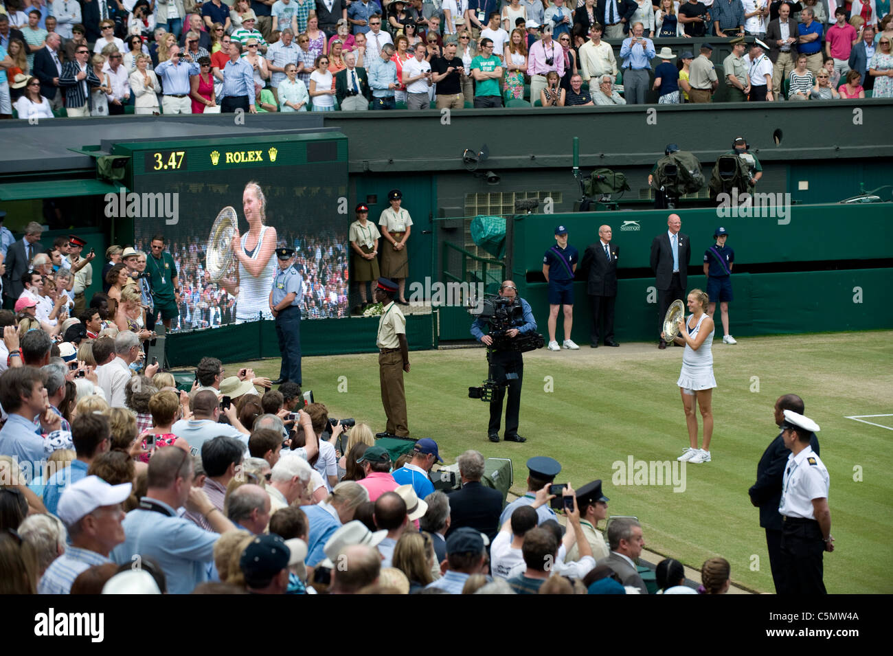 Petra Kvitova (CZE) mit der Trophäe auf dem Centrecourt nach Sieg bei den 2011 Wimbledon Tennis Championships Stockfoto