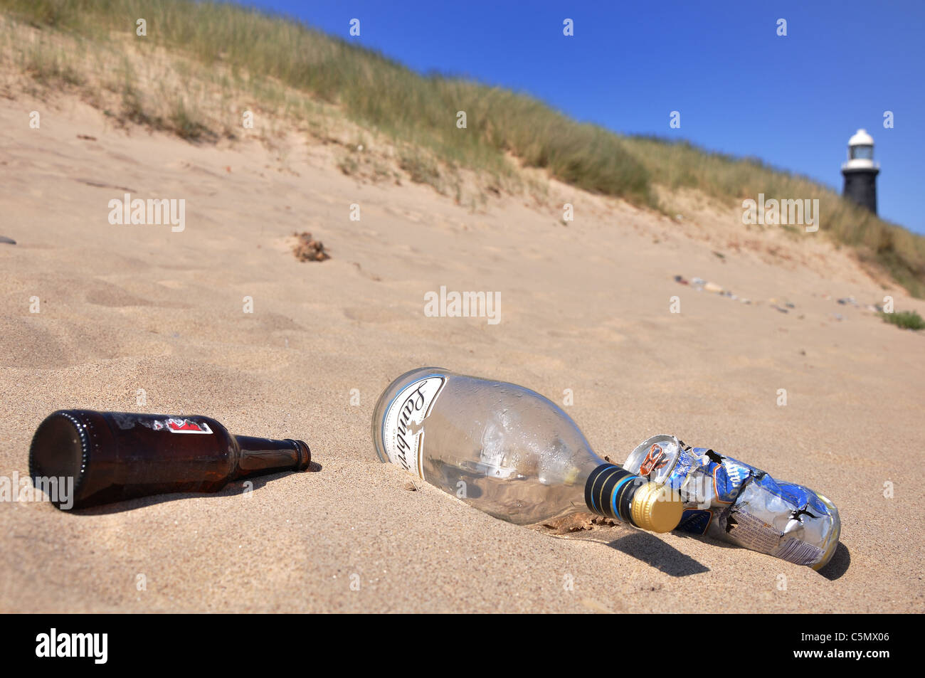 Müll zurückgelassen auf einem UK-Strand Stockfoto