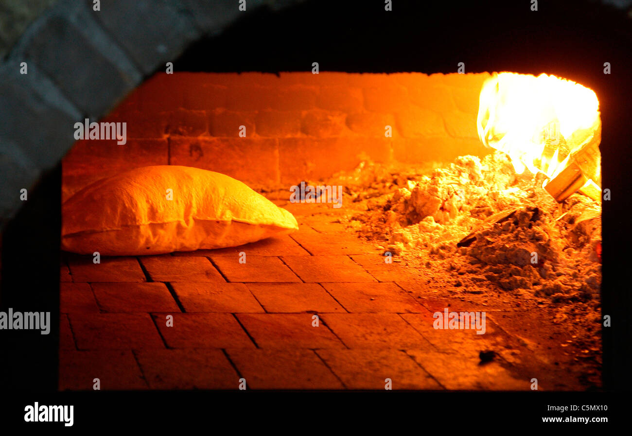 Türkisches Brot in Holz gebrannt Ofen Stockfoto