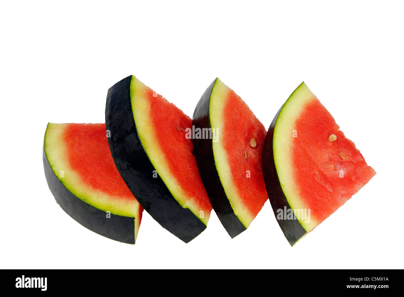 Vier gleiche Stücke von dunklen roten organischen Wassermelone mit dunkel grüne Rinde vier schönen organischen Wassermelone Stücke nebeneinander auf weißem Hintergrund. Stockfoto