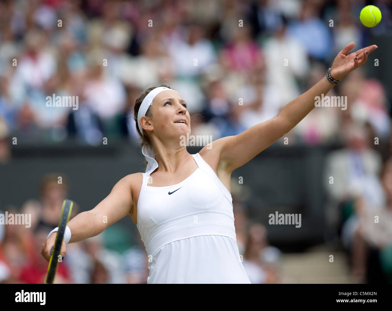 Victoria Azarenka (BLR) in Aktion während der Wimbledon Tennis-Meisterschaften 2011 Stockfoto