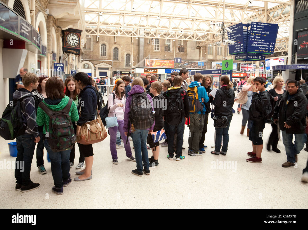 Eine Gruppe von ausländischen Studenten warten am Bahnhof Charing Cross, London UK Stockfoto