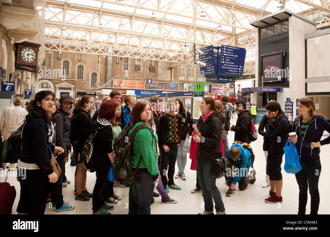 Eine Gruppe von ausländischen Jugendlichen Jugendliche Studenten Ankunft am Bahnhof Charing Cross, London UK Stockfoto