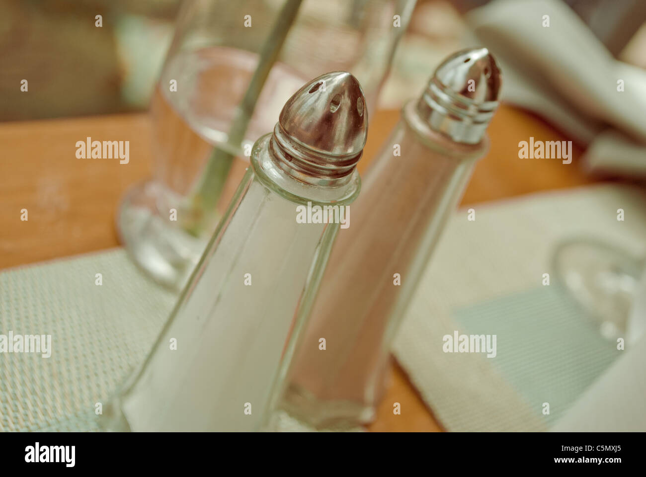 Nahaufnahme von Salz und Pfeffer auf dem Tisch. Stockfoto