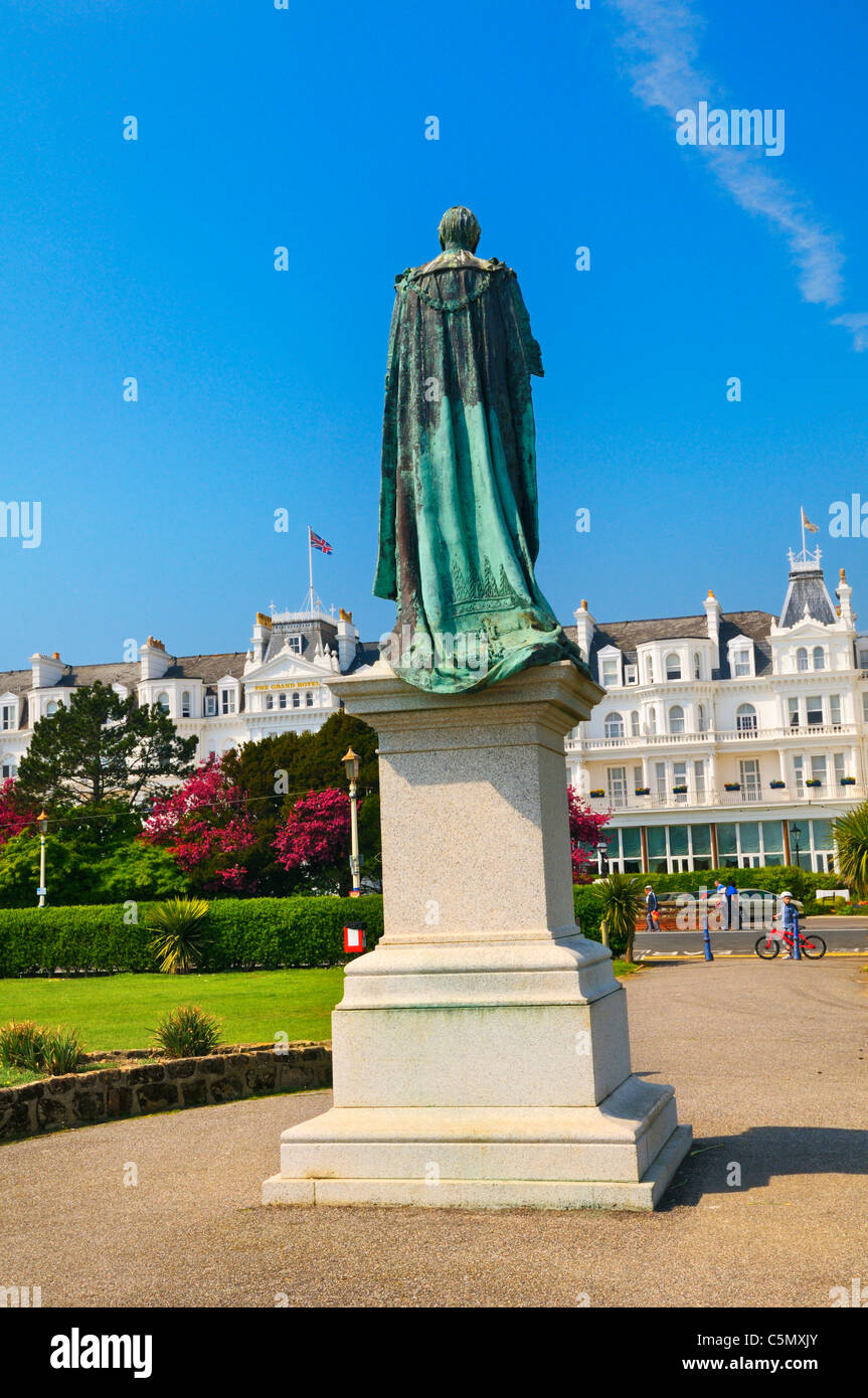 Statue des Herzogs von Devonshire auf dem westlichen Rasen mit Blick auf das Grand Hotel, Eastbourne, East Sussex, UK Stockfoto