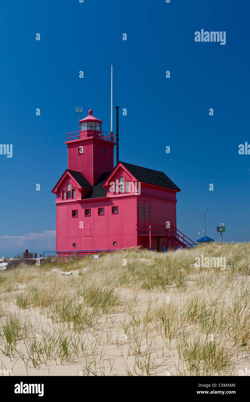 Die großen roten Leuchtturm am Ufer des Lake Michigan in der Nähe von Holland, Michigan, USA. Stockfoto