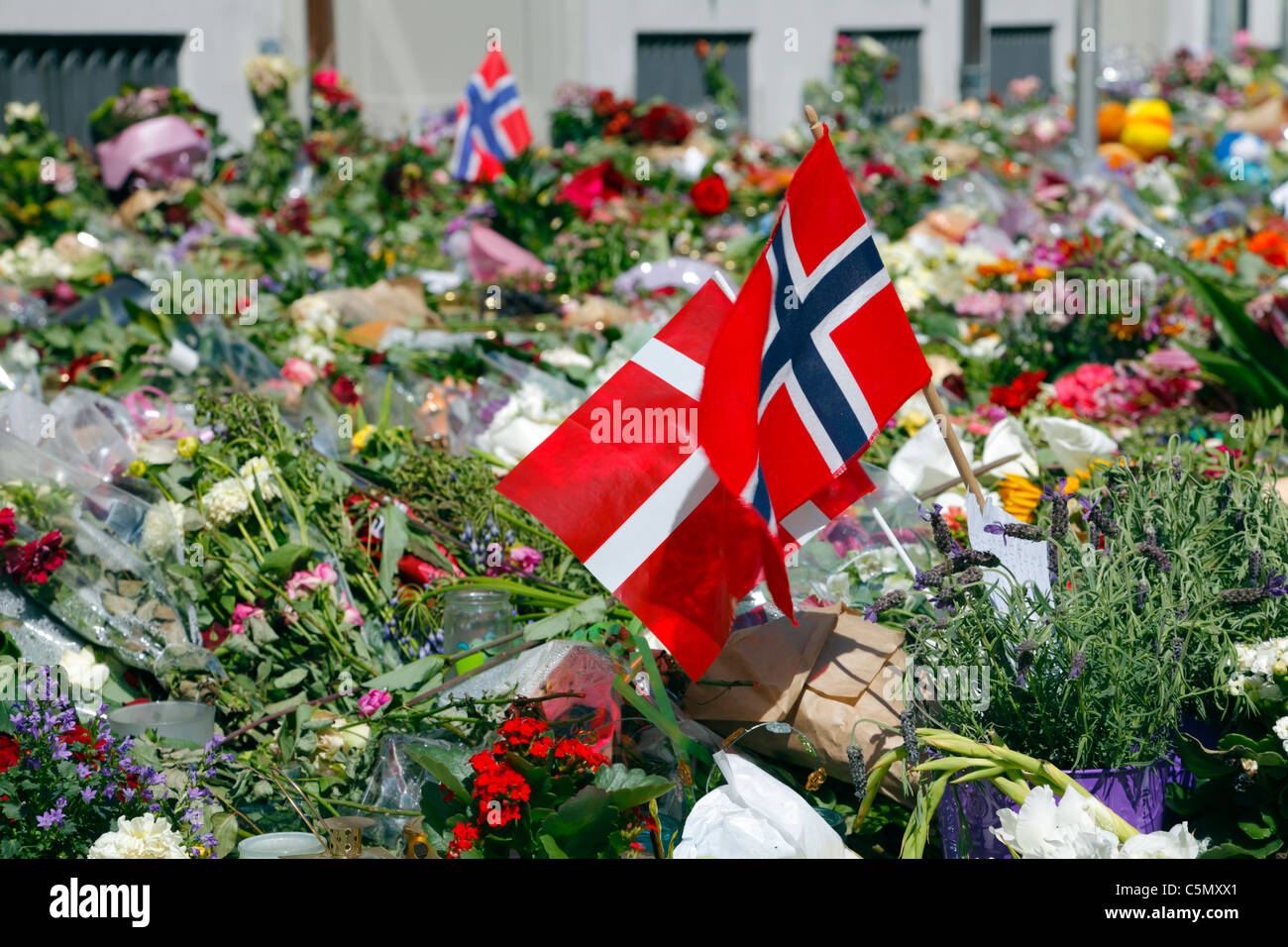 Mittwoch, 27. Juli 2011 - Blumen, Fahnen, Briefe, Kerzen, Zeichnungen usw. in Sympathie vor der norwegischen Botschaft in Kopenhagen Stockfoto