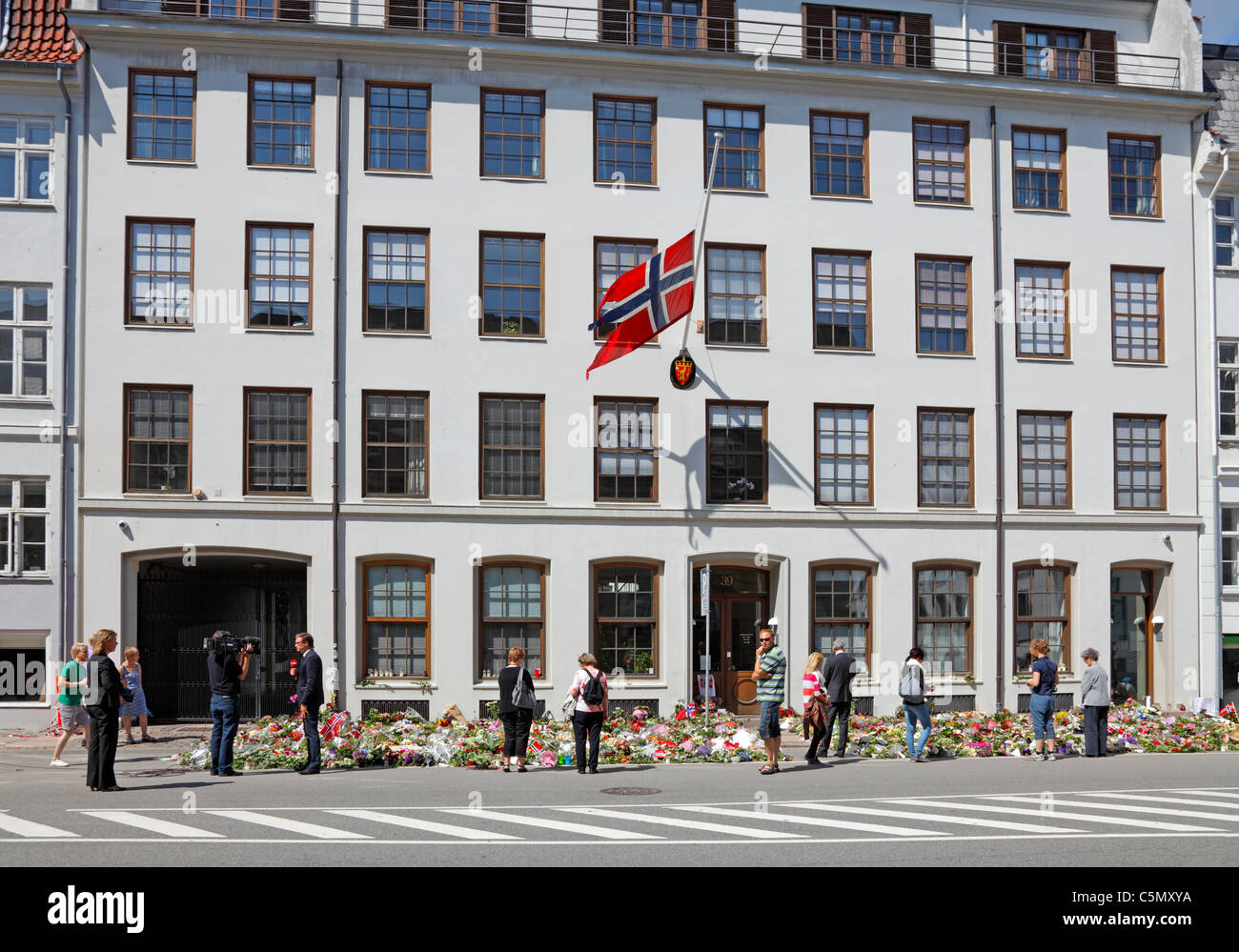 Mittwoch, 27. Juli 2011 - der norwegischen Botschaft in Kopenhagen nach der brutalen Angriffe von Anders Behring Breivik in Oslo. Die dänische TV2 bereitet ein Interview mit dem norwegischen Botschafter. Stockfoto