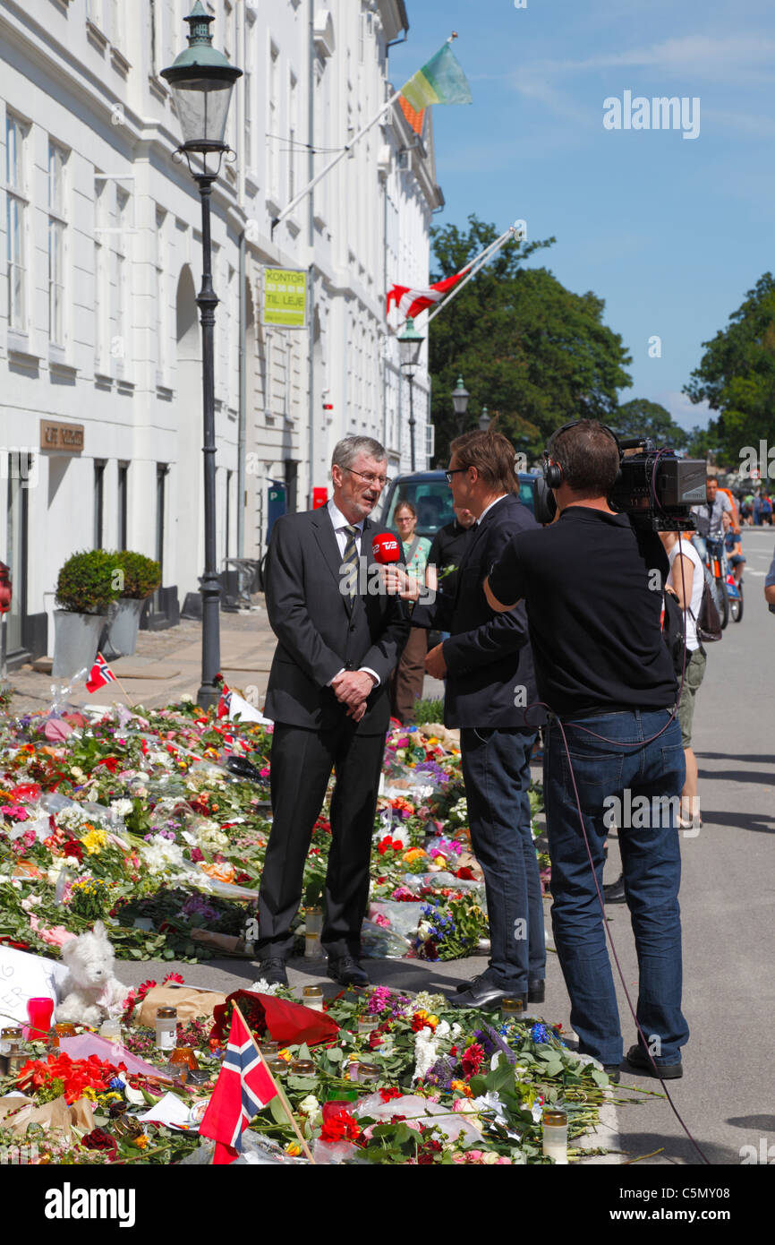 Mittwoch, 27. Juli 2011 - der norwegische Botschafter in Dänemark, Jørg Willy Bronebakk, interviewt durch dänische TV2 Stockfoto
