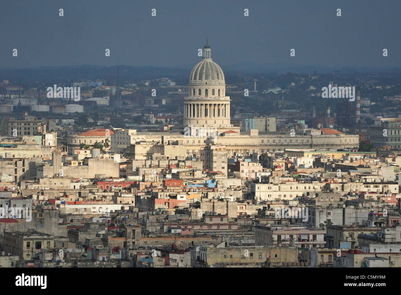 Havanna. Kuba. Blick auf die dicht besiedelten Centro Havanna in Richtung Capitol Building (El Capitolio). Stockfoto