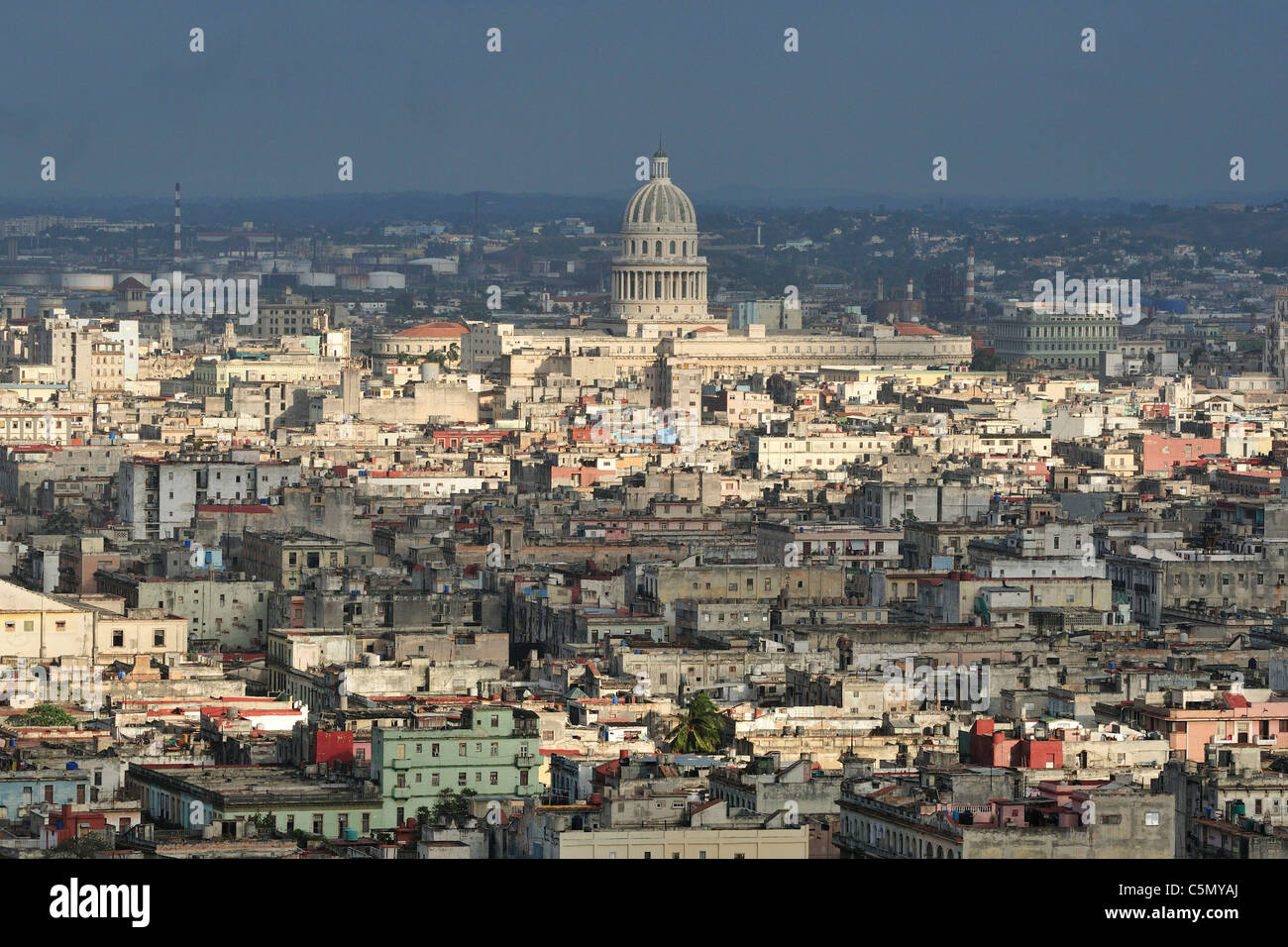 Havanna. Kuba. Blick auf die dicht besiedelten Centro Havanna in Richtung Capitol Building (El Capitolio). Stockfoto