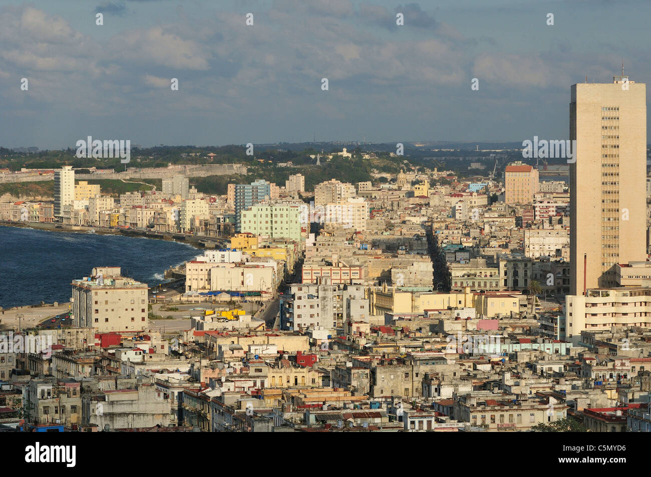 Havanna. Kuba. Blick über Havanna in Richtung Centro & Havanna Vieja, Hermanos Ameijeiras Krankenhaus (rechts) dominiert die Skyline. Stockfoto