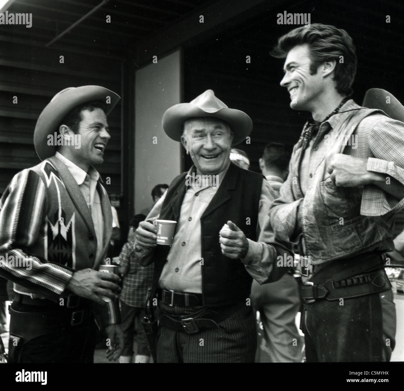 CLINT ESTWOOD auf der rechten Seite mit unbekannten Darsteller der TV-Serie "Rawhide" ca. 1960 Stockfoto