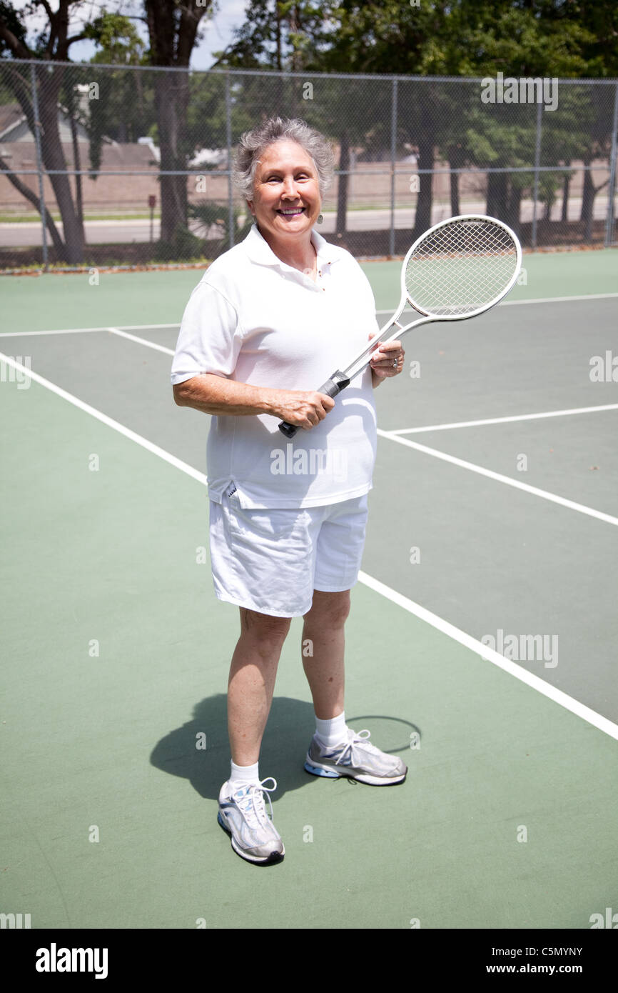 Porträt der aktive senior Frau auf den Tennisplätzen. Stockfoto