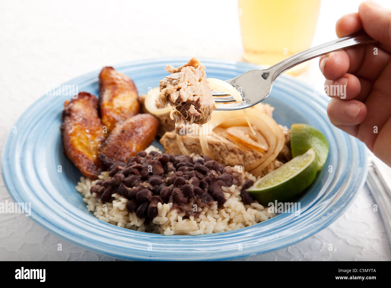 Traditionelle kubanische Essen von Schweinefleisch, schwarze Bohnen und Reis und süße Kochbananen Stockfoto
