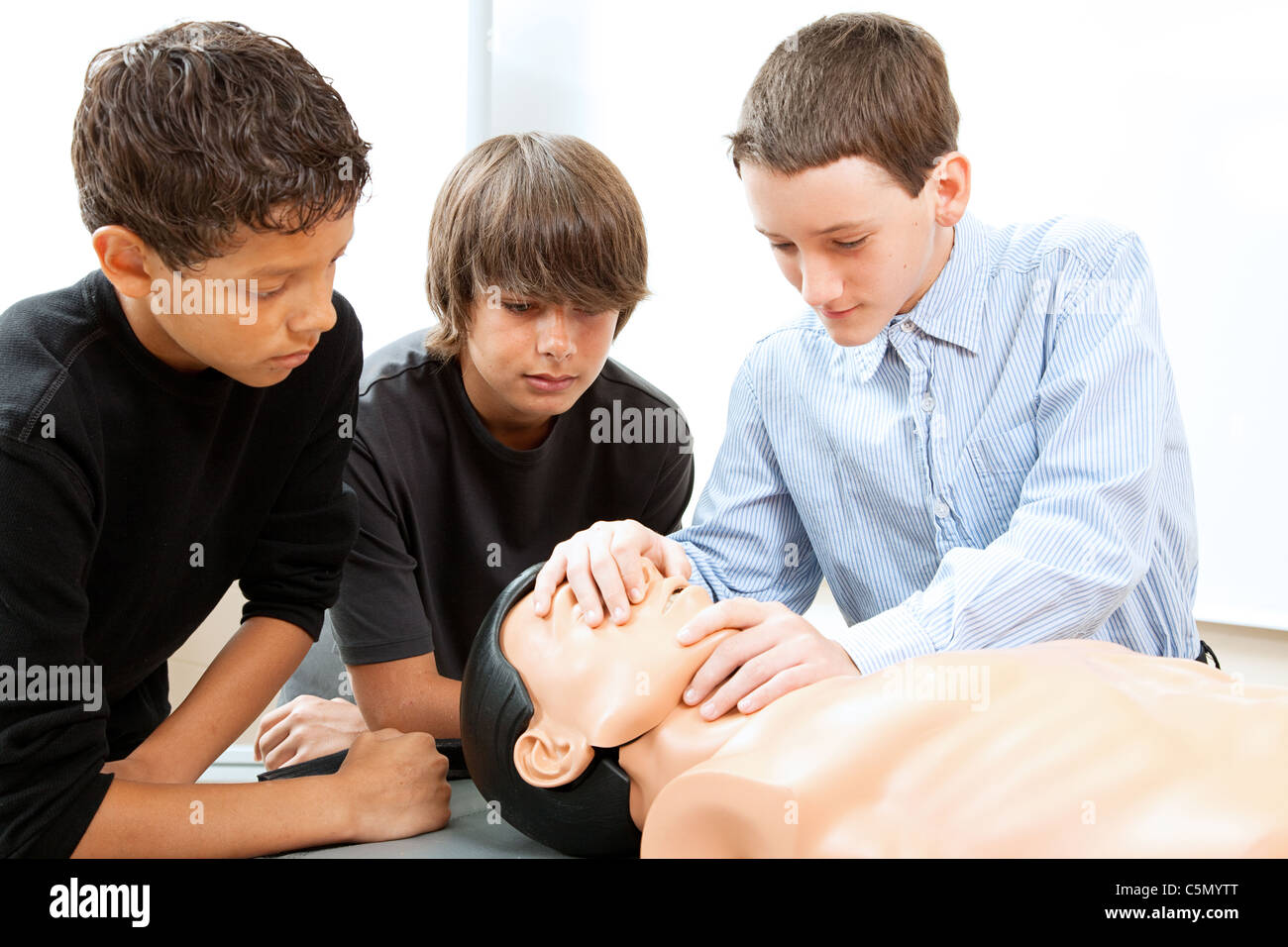 Teenager lernen CPR lebensrettende Techniken an einem Model. Stockfoto