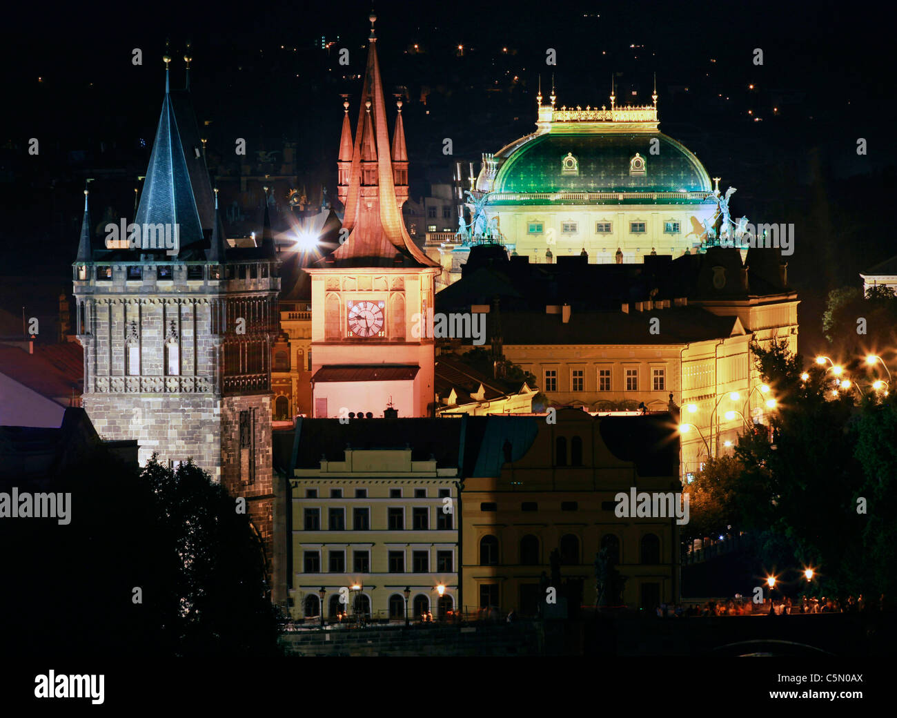 Prag - historischen Türmen und Nationaltheater in der Nacht, Tschechische Republik Stockfoto