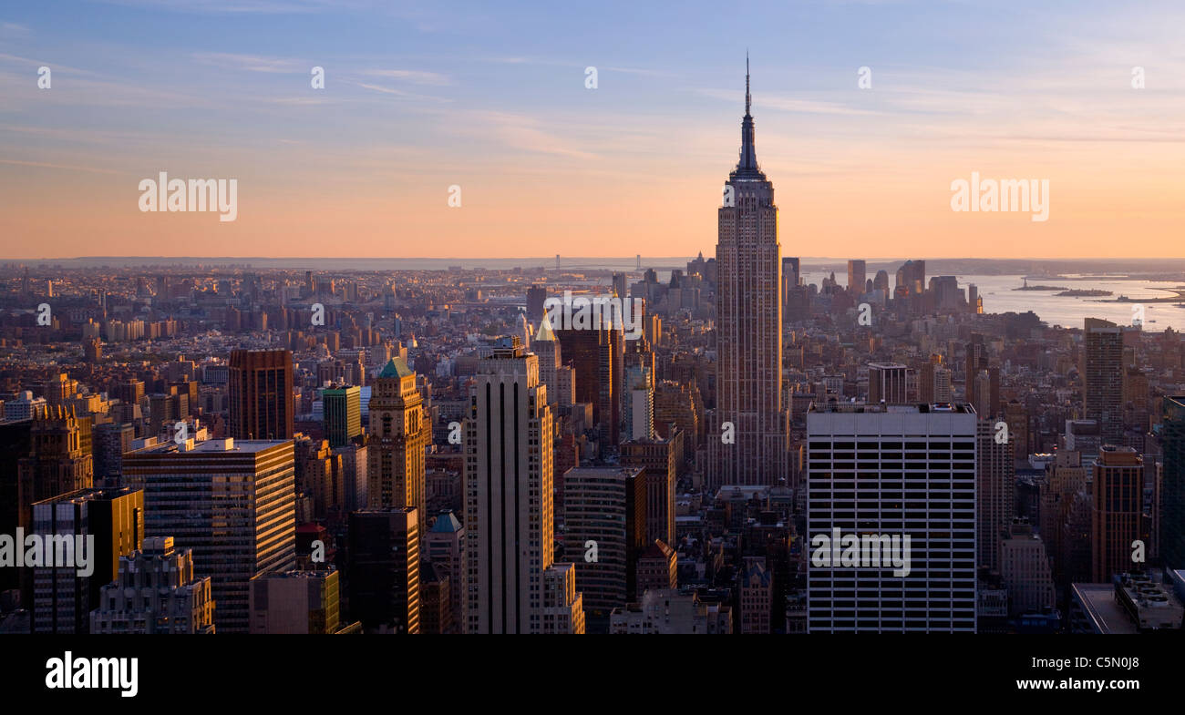 Blick auf Stadt und Empire State Building vom Rockefeller Zentrum im frühen Abendlicht, New York, USA Stockfoto