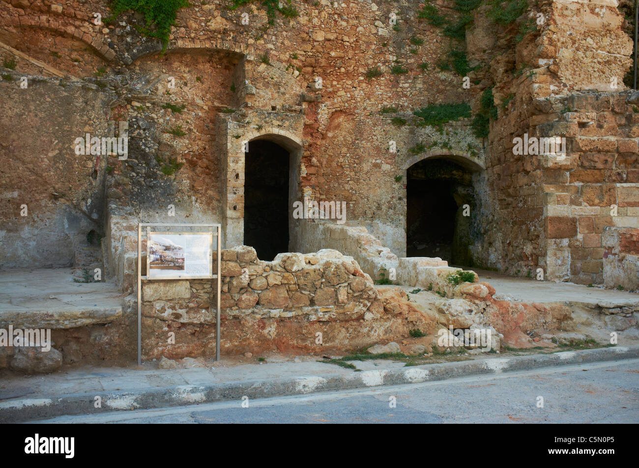 Ruinen eines dreigeschossigen Gebäude nach einem WW2 deutschen Bomben Angriff Sourmeli Str Chania Crete Stockfoto