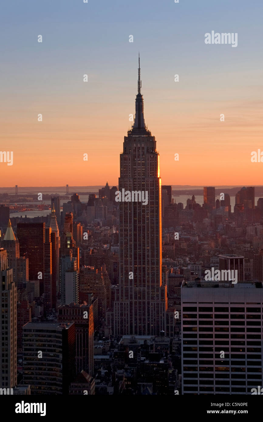 Blick auf Stadt und Empire State Building vom Rockefeller Zentrum im frühen Abendlicht, New York, USA Stockfoto
