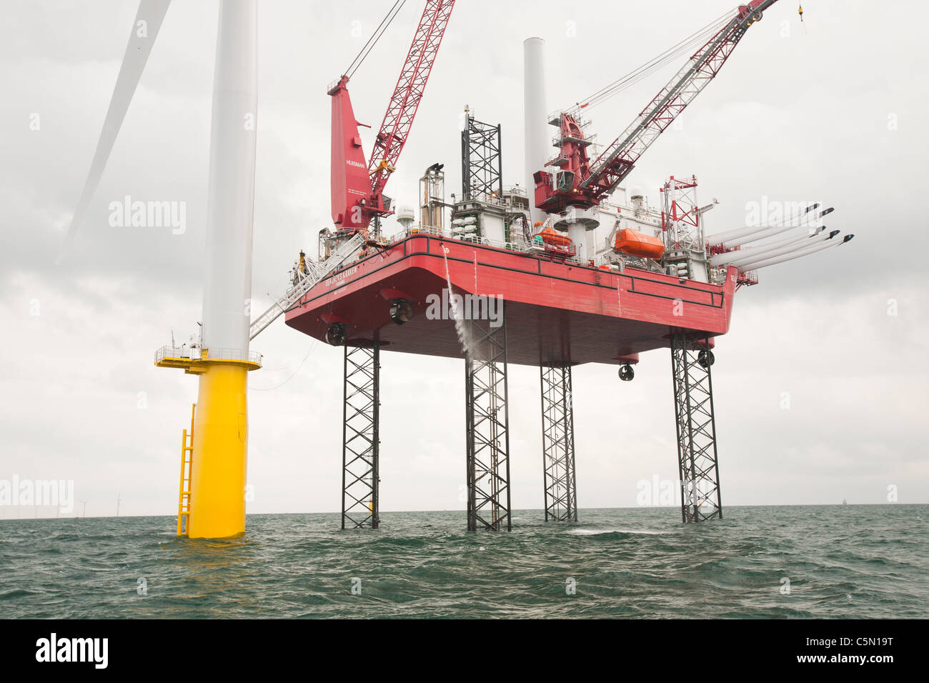 Das Aufbocken Lastkahn, Kraken, die Walney offshore Wind Farm, Cumbria, UK Bau ist. Stockfoto