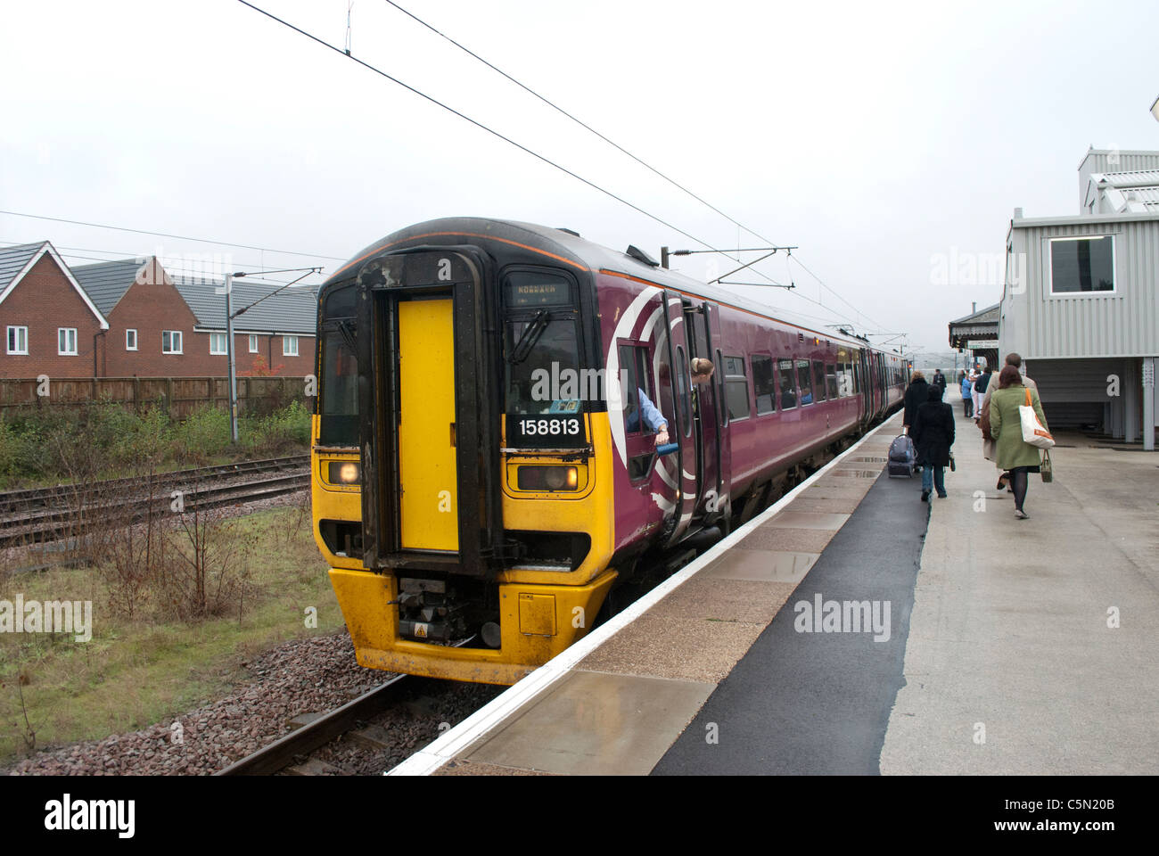East Midlands Züge (EMT) Zug 158813 158-Klasse in Grantham Bahnhof auf Weg nach Norwich mit Passagiere aussteigen und Wache Stockfoto