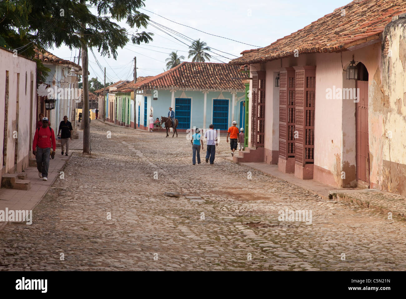 Kuba, Trinidad. Späten Nachmittag Straßenszene. Mann auf dem Rücken der Pferde. Stockfoto