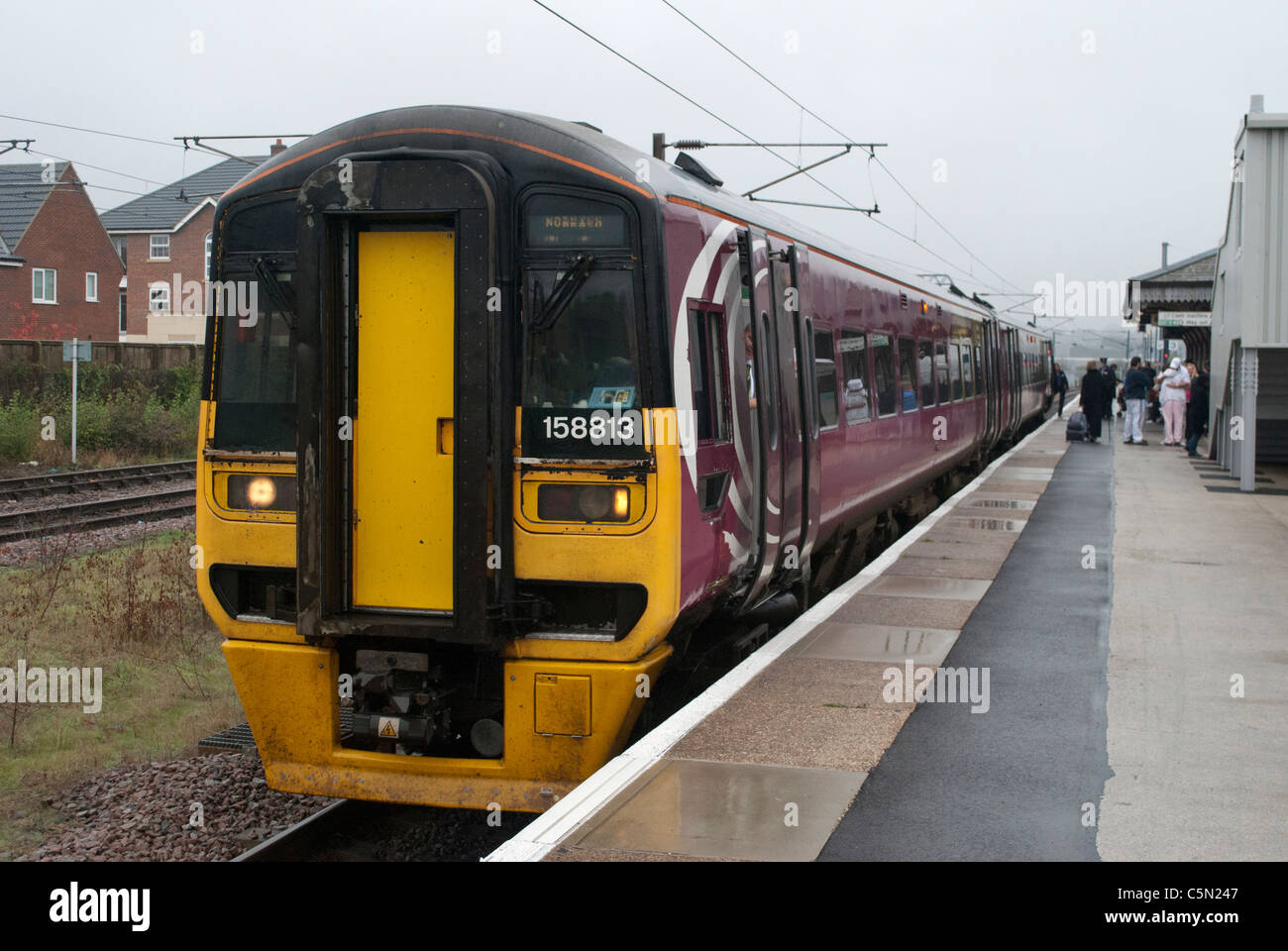 East Midlands Züge (EMT) Zug 158813 158-Klasse in Grantham Bahnhof auf Weg nach Norwich mit Passagiere aussteigen Stockfoto
