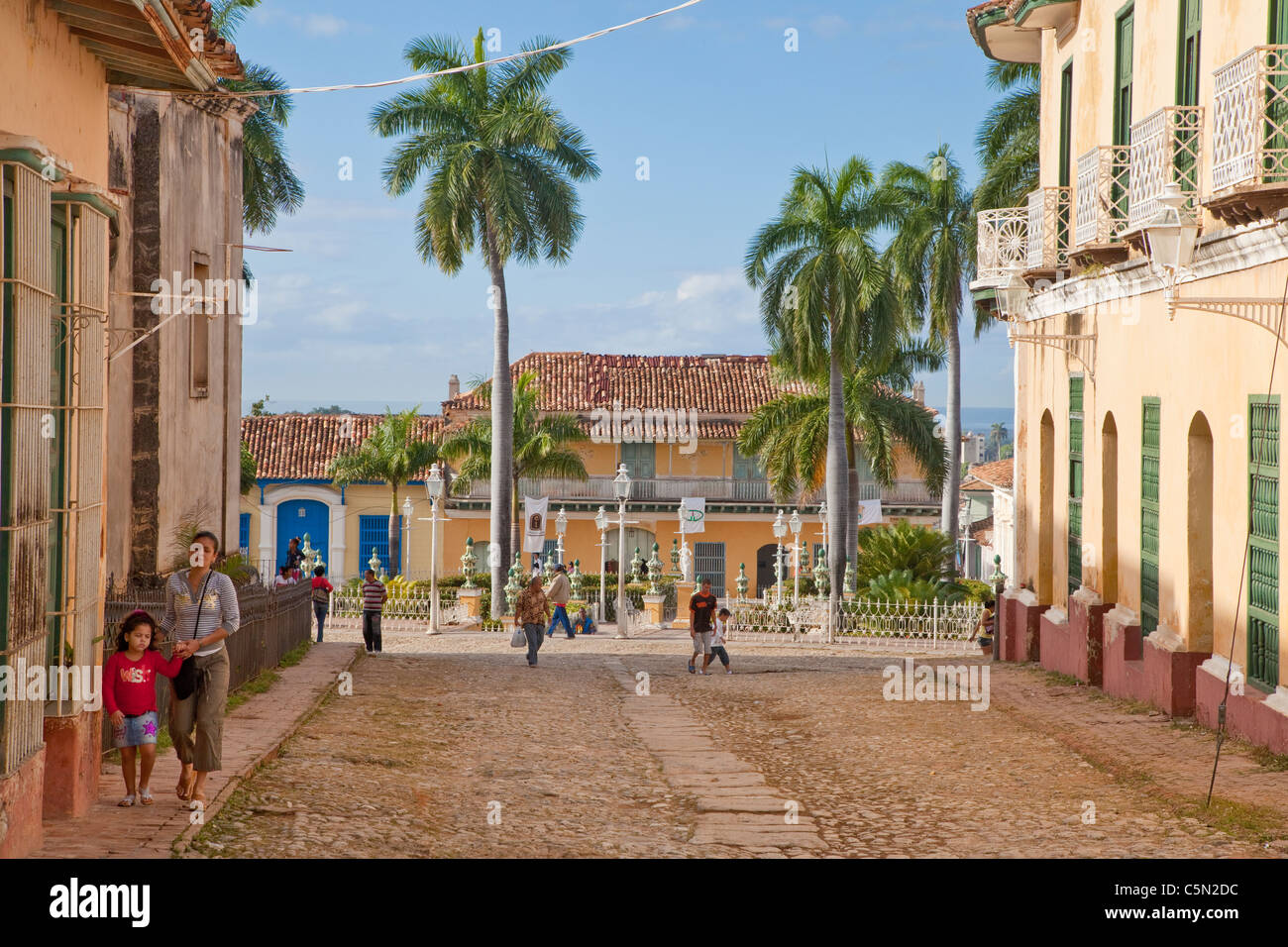 Kuba, Trinidad. Straßenszene nähert sich Plaza Mayor. Stockfoto