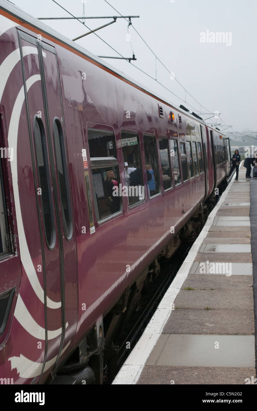 East Midlands Züge (EMT) Zug 158813 158-Klasse in Grantham Bahnhof auf Weg nach Norwich mit Passagiere aussteigen Stockfoto