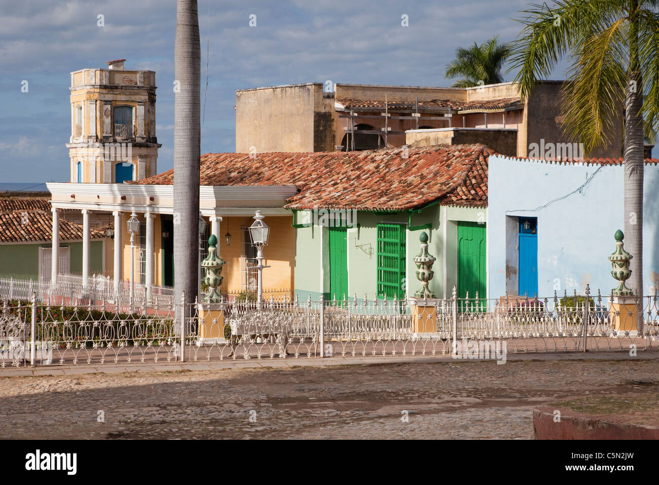 Kuba, Trinidad. Plaza Mayor. Turm der Palacio Cantero in hinten links, jetzt das Museo Histórico Municipal. Stockfoto