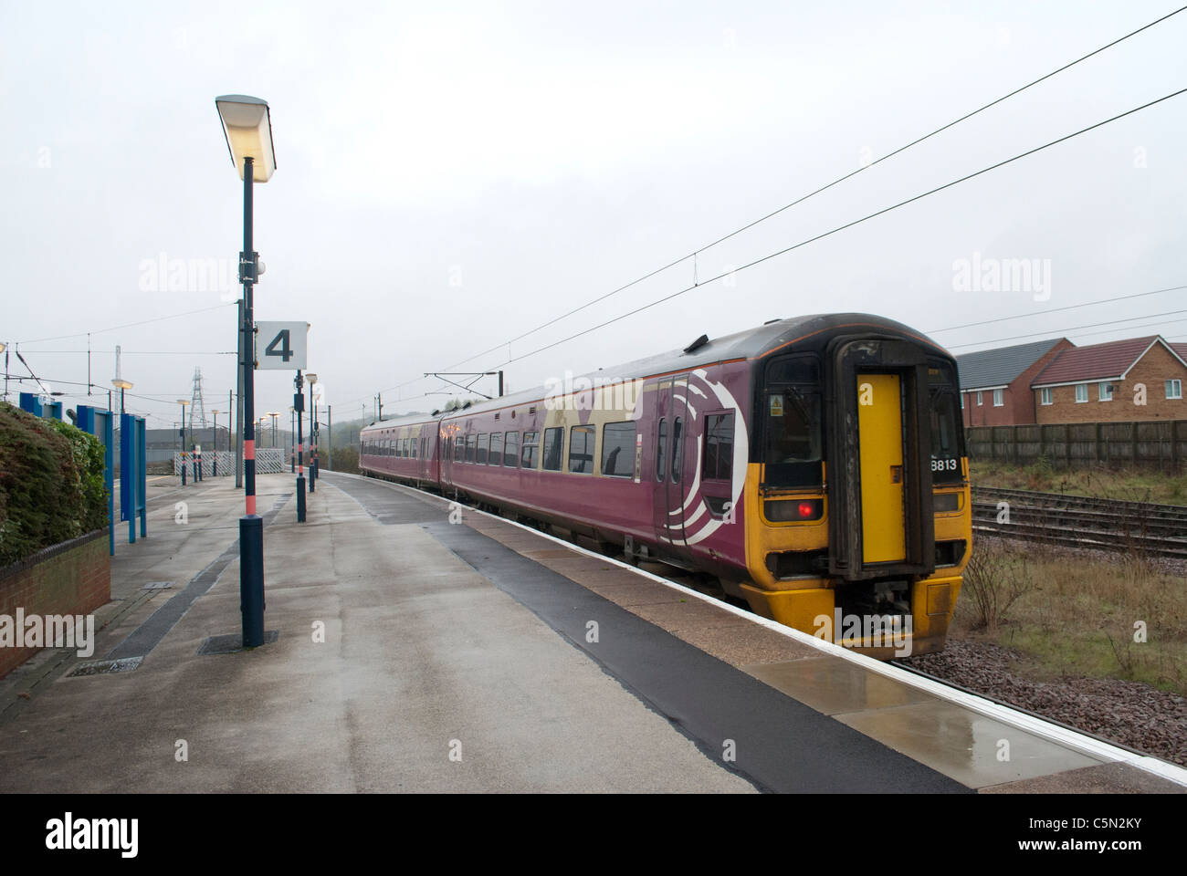 East Midlands Züge (EMT) Zug 158813 158-Klasse in Grantham Bahnhof auf Weg nach Norwich Stockfoto