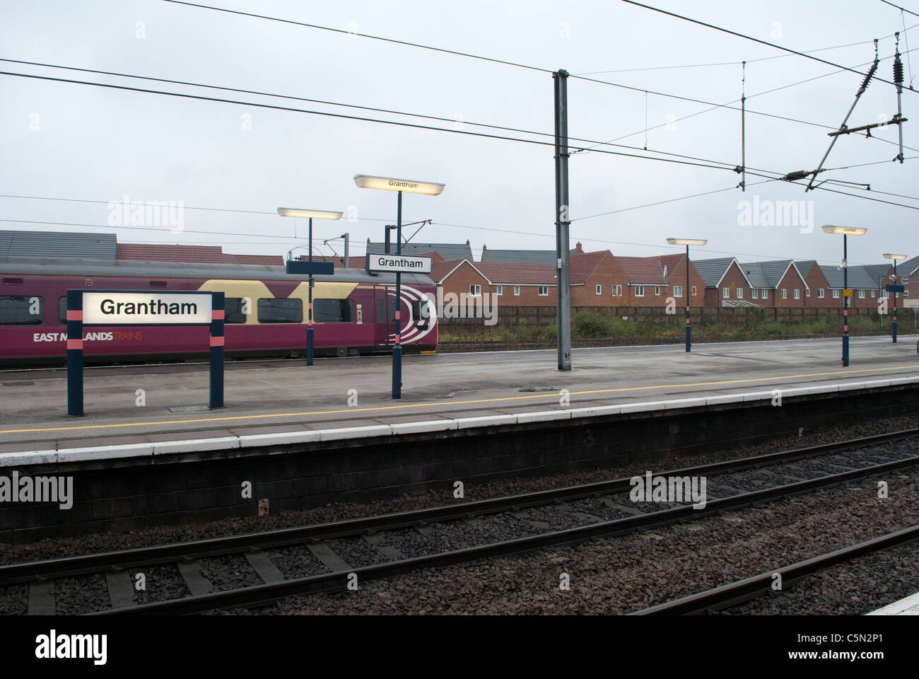 East Midlands Züge (EMT) Zug 158 Klasse Grantham Bahnhof mit Drähten und Schienen im Vordergrund Stockfoto
