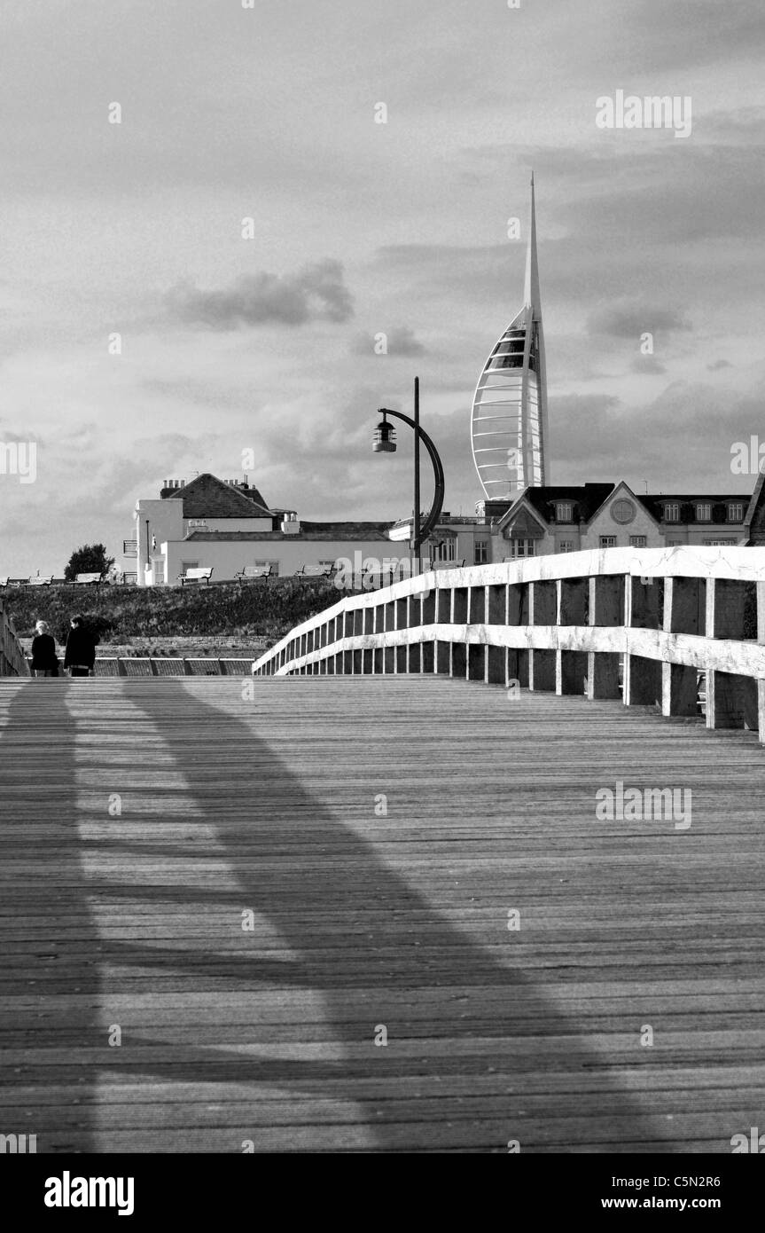 schwarz / weiß abstrakte Straßenansicht der Spinnaker Tower und Millennium walk in old Portsmouth, hampshire Stockfoto