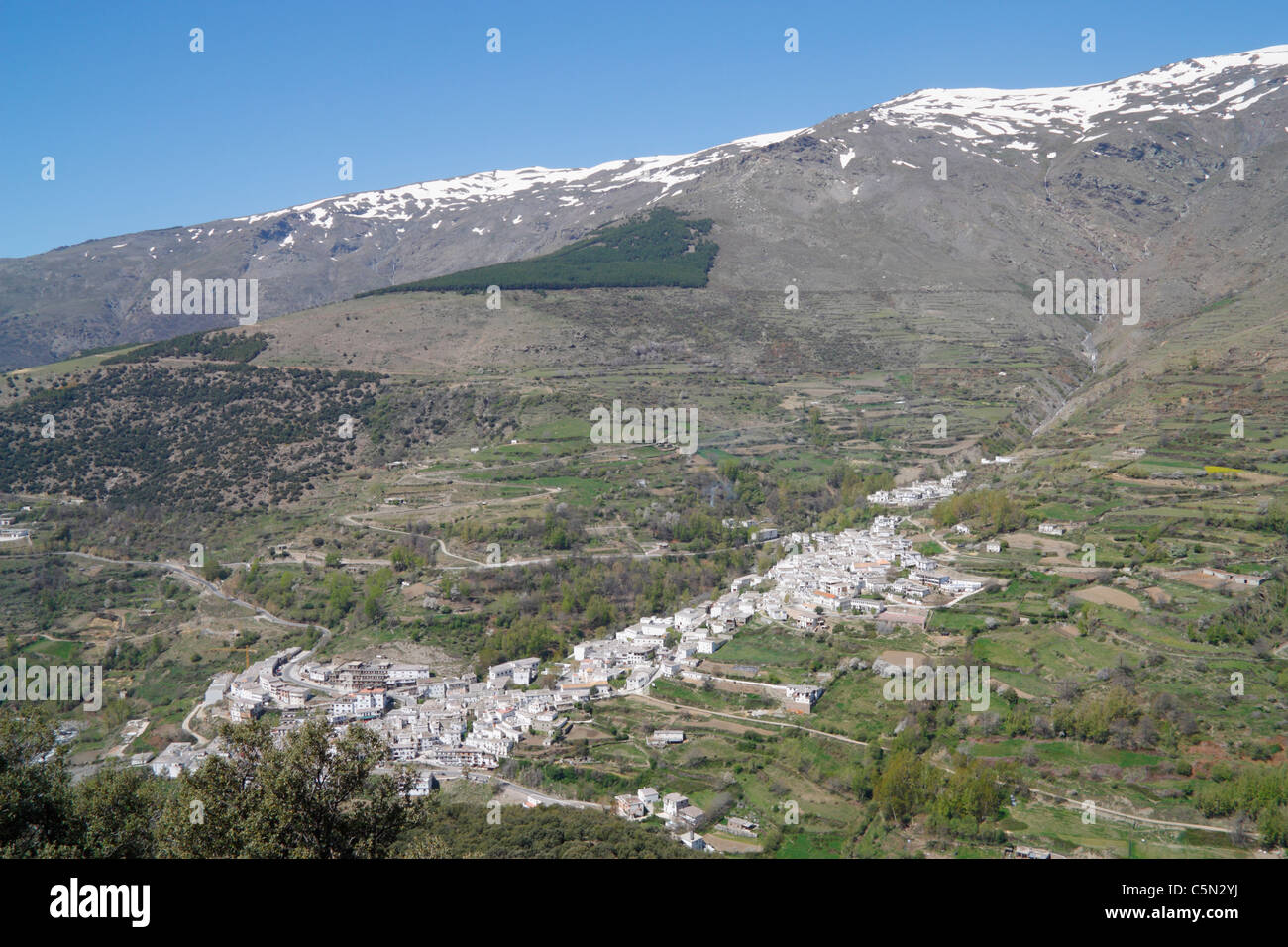 Trevelez Dorf in La Alpujarra Region von Andalusien, Spanien. Schnee auf den Bergen der Sierra Nevada in Ferne. Stockfoto