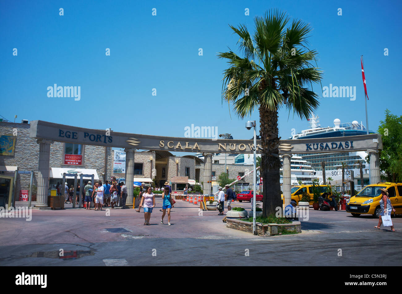 Eingang zum Hafen von Kusadasi Türkei Stockfoto