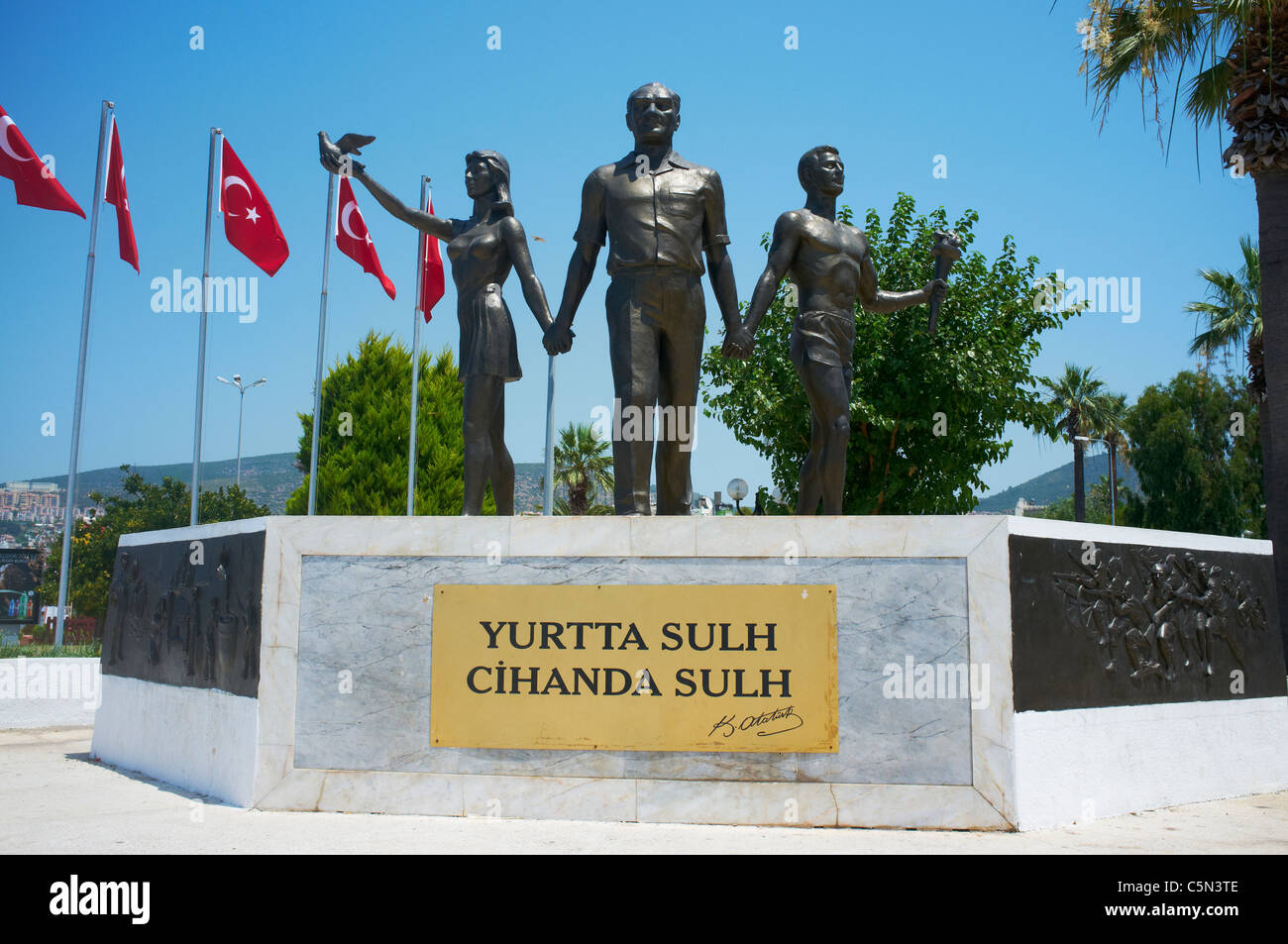 Denkmal von Atatürk und Jugend, Yurtta Sulh, Cihanda Sulh, Frieden zu Hause, Frieden in der Welt, Kusadasi Türkei Stockfoto