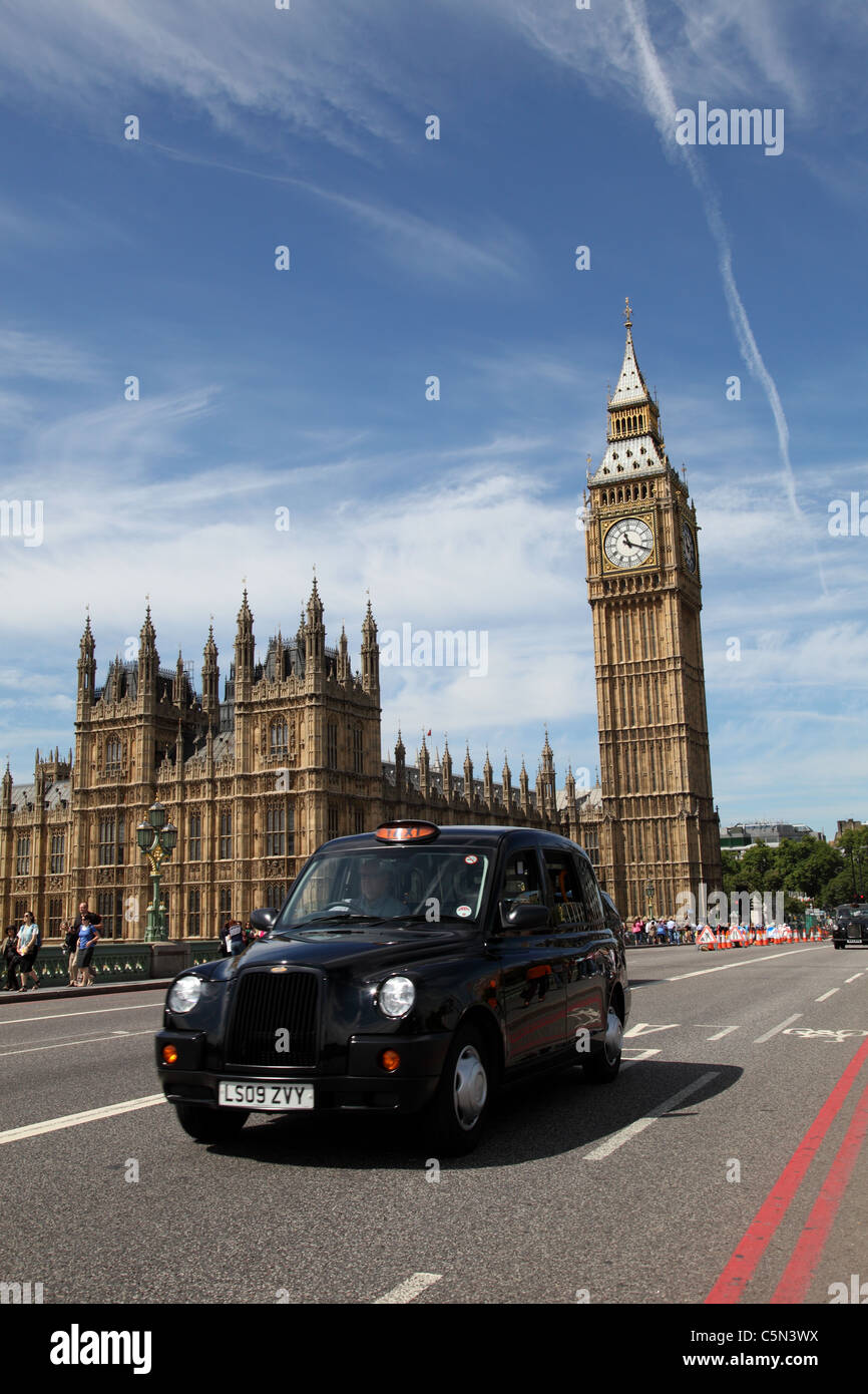London Taxi auf Westminster Bridge, Westminster, London, England, Vereinigtes Königreich Stockfoto