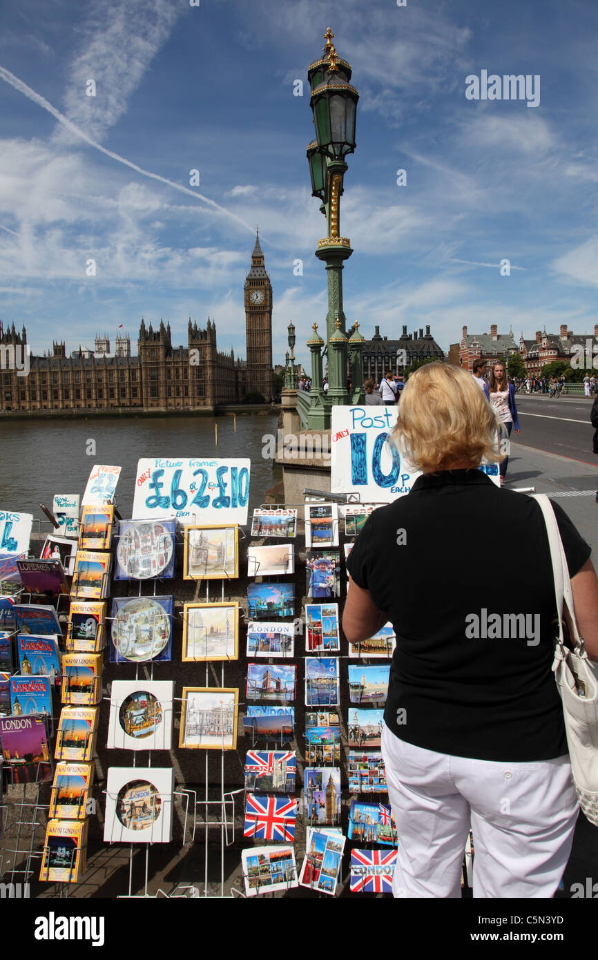 A stall, Verkauf von Souvenirs und Postkarten auf Westminster Bridge, London, England, U.K Stockfoto